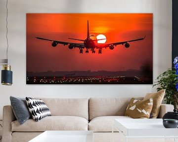 KLM Boeing 747 cargo landt bij zonsopkomst