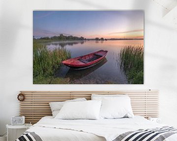 Roeibootje tussen het riet bij zonsopkomst van Moetwil en van Dijk - Fotografie