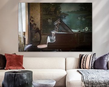 Piano in woonkamer vol antiek van Perry Wiertz