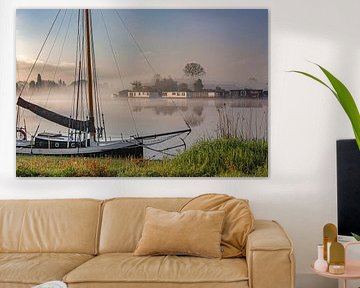 Woonboten in de Vecht in ochtendmist van Frans Lemmens