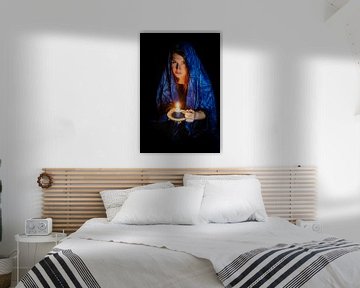 Traurige junge Frau mit Kerze und blauem Kopftuch von Hans-Jürgen Janda