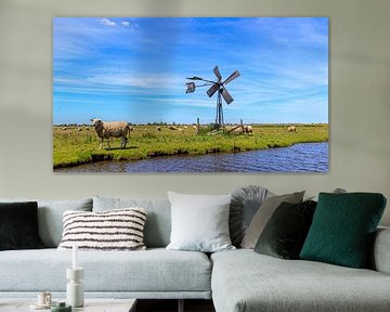 Zonnig polderlandschap met blauwe lucht, schapen en klassieke windmolen. van Photo Henk van Dijk