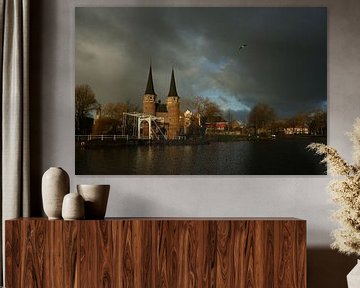 Delft Oostpoort met een donkere onweerswolk