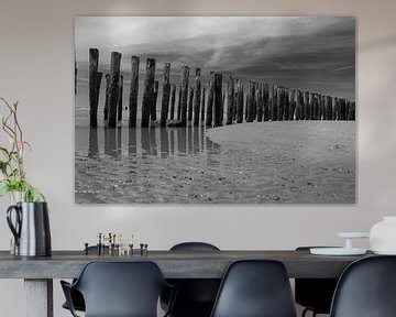 Schwarz-weiße Wellenbrecher in der Nordsee an einem Sandstrand in Zeeland an einem sonnigen Tag von Marco Leeggangers