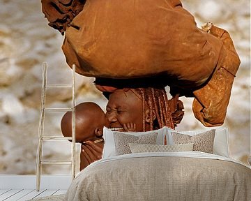 Himba stam. Moeder en baby. van Frans Lemmens