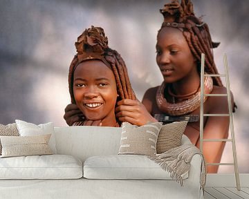 Namibië, Himba meisjes arrangeren elkaars haar van Frans Lemmens