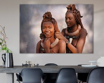 Namibië, Himba meisjes arrangeren elkaars haar van Frans Lemmens