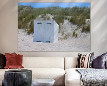 Maison blanche sur la plage en Zélande contre l'herbe et les dunes de sable sur Marco Leeggangers