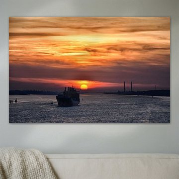 Schip in de zonsondergang op de Elbe bij Hamburg.