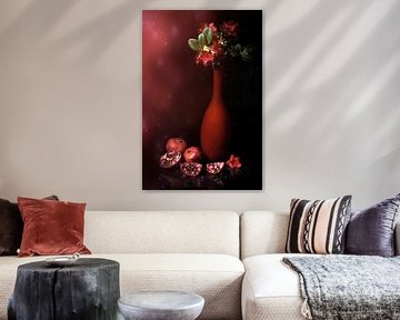 Stilleben mit roter Vase, rotem Rhododendron und Granatapfeläpfeln. von Saskia Dingemans Awarded Photographer