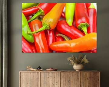 Ein Haufen scharfer roter, orangefarbener und grüner Chilischoten für scharfes Essen von Sjoerd van der Wal Fotografie