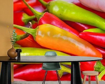 Ein Haufen scharfer roter, orangefarbener und grüner Chilischoten für scharfes Essen von Sjoerd van der Wal Fotografie