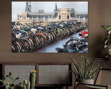 Geparkeerde fietsen bij het Centraal Station Amsterdam van Ivonne Wierink