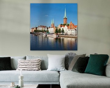 Uitzicht over de Stadttrave naar de oude stadskern van Lübeck, Sleeswijk-Holstein, Duitsland van Markus Lange