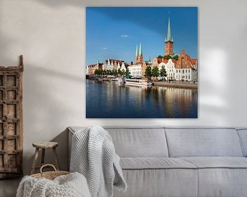 Uitzicht over de Stadttrave naar de oude stadskern van Lübeck, Sleeswijk-Holstein, Duitsland van Markus Lange