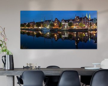Uitzicht over de rivier Trave naar de oude stad 's nachts, Lübeck van Markus Lange