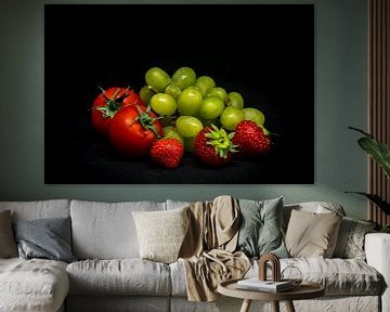Tomaten met druiven en aardbeien. van Peter van Nugteren
