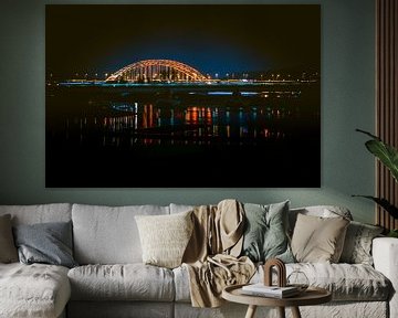 Stad Nijmegen: nachtfoto van de waalbrug