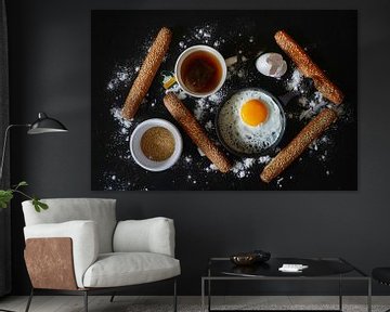 Stilleven met gebakken ei ,thee en brood. van Saskia Dingemans Awarded Photographer