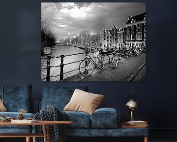 Pont d'Amsterdam avec des bicyclettes (noir et blanc)