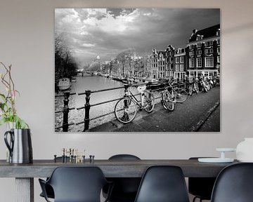 Amsterdam Brug met fietsen (zwart-wit) van Rob Blok