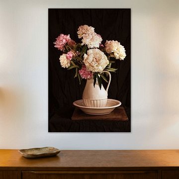 Stilleben Pfingstrosen im Lampensatz.