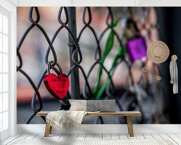 Sweethearts Locked To A Fence van Urban Photo Lab