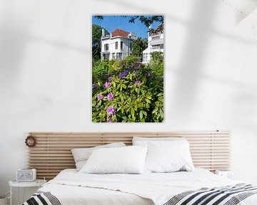 Witte huis met rododendron van Trinity Fotografie