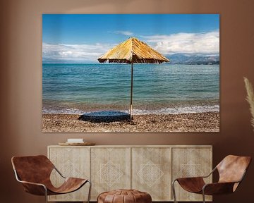 Griekse kust met strooien parasol van Ivonne Wierink