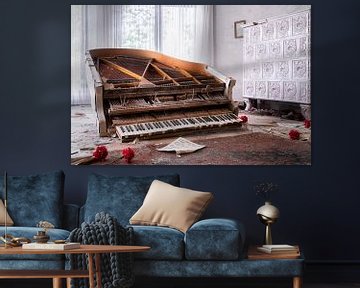 Verlaten Piano met Bloemen. van Roman Robroek