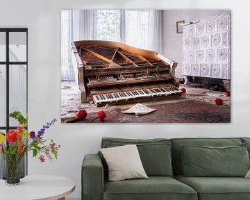 Verlassenes Klavier mit Blumen. von Roman Robroek – Fotos verlassener Gebäude