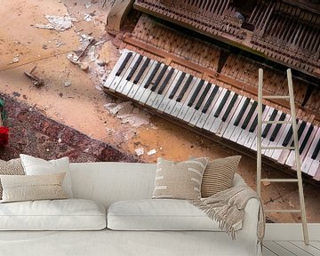 Verlaten Piano met Bloemen. van Roman Robroek - Foto's van Verlaten Gebouwen