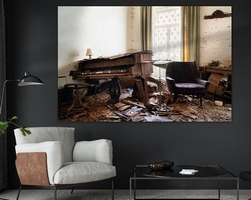 Verlassenes Klavier im Verfall. von Roman Robroek – Fotos verlassener Gebäude