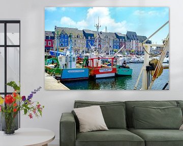 Kleurrijke vissersboten in de haven van Paimpol in Bretagne, Frankrijk tijdens de zomer. van Sjoerd van der Wal Fotografie