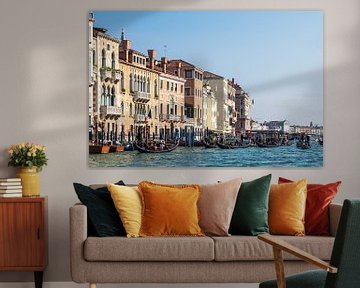 Uitzicht op het Grote Kanaal met gondels in Venetië van Rico Ködder