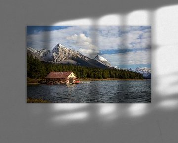 Bootshaus am Maligne Lake, Kanada von Adelheid Smitt