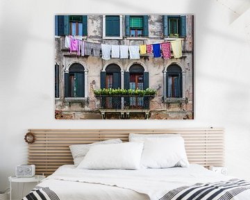 Blick auf ein altes Gebäude mit Wäscheleine in Venedig von Rico Ködder