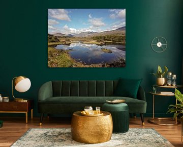 Lake met reflecties in Ierland van Robin Jongerden
