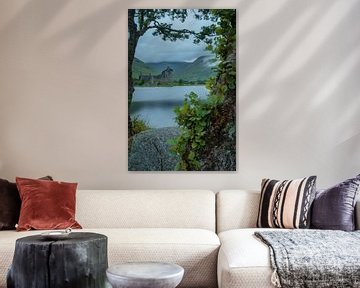 Château de Kilchurn en Écosse avec un cadre de branches et de feuilles sur Anges van der Logt