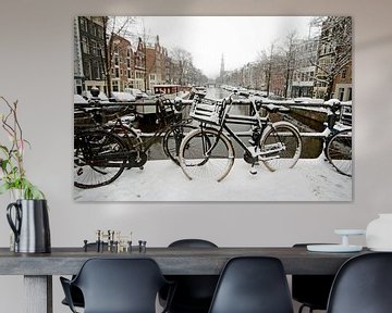 Besneeuwd Amsterdam in de winter met de Westerkerk van Eye on You