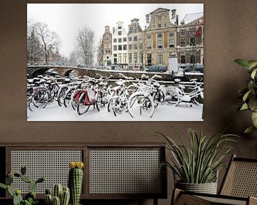 Fietsen in de sneeuw in Amsterdam Nederland van Eye on You