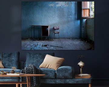 Verlassener Stuhl gegen Blaue Wand. von Roman Robroek