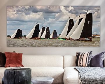 Regatta mit traditionellen Segelbooten namens Skutsjes von Frans Lemmens