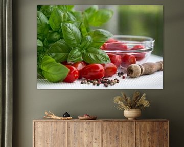 Frische Tomaten, Basilikum und Pfeffer von Martina Weidner