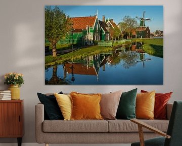 Een reflectie van de huizen en een windmolen op de Zaanse Schans