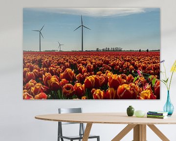 Ein Tulpenfeld in Nordholland mit Windturbinen und den Bauern, die die Tulpen kontrollieren von Anges van der Logt