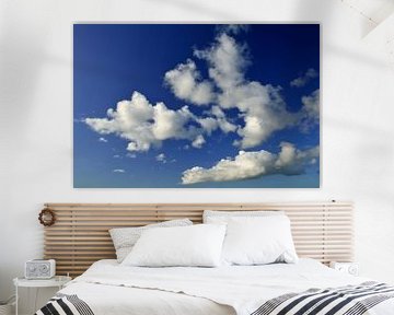 Flauschige weiße Wolken an einem blauen Himmel von Sjoerd van der Wal Fotografie