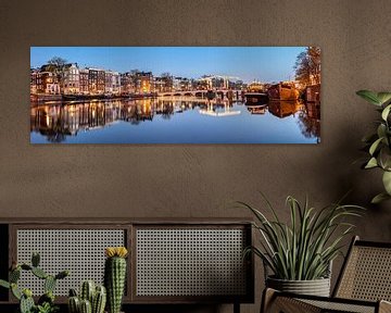 Grachtenhuizen aan de Amstel rivier in Amsterdam