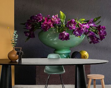 Stilleven van paarse bloemen in groene vaas van Affect Fotografie