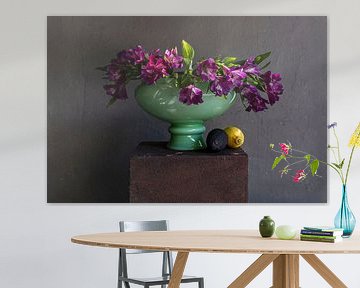 Stilleven van paarse bloemen in groene vaas van Affect Fotografie